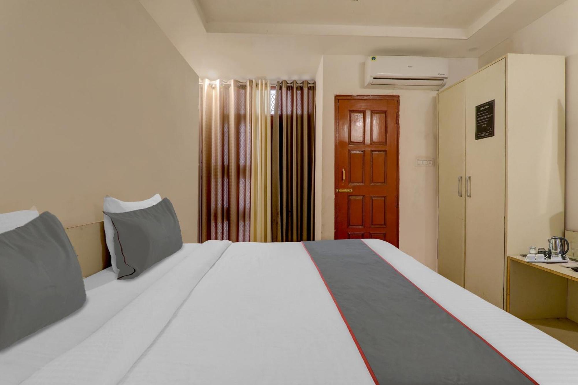 Collection O Premier Near Hazratganj Hotel Lucknow Exterior photo