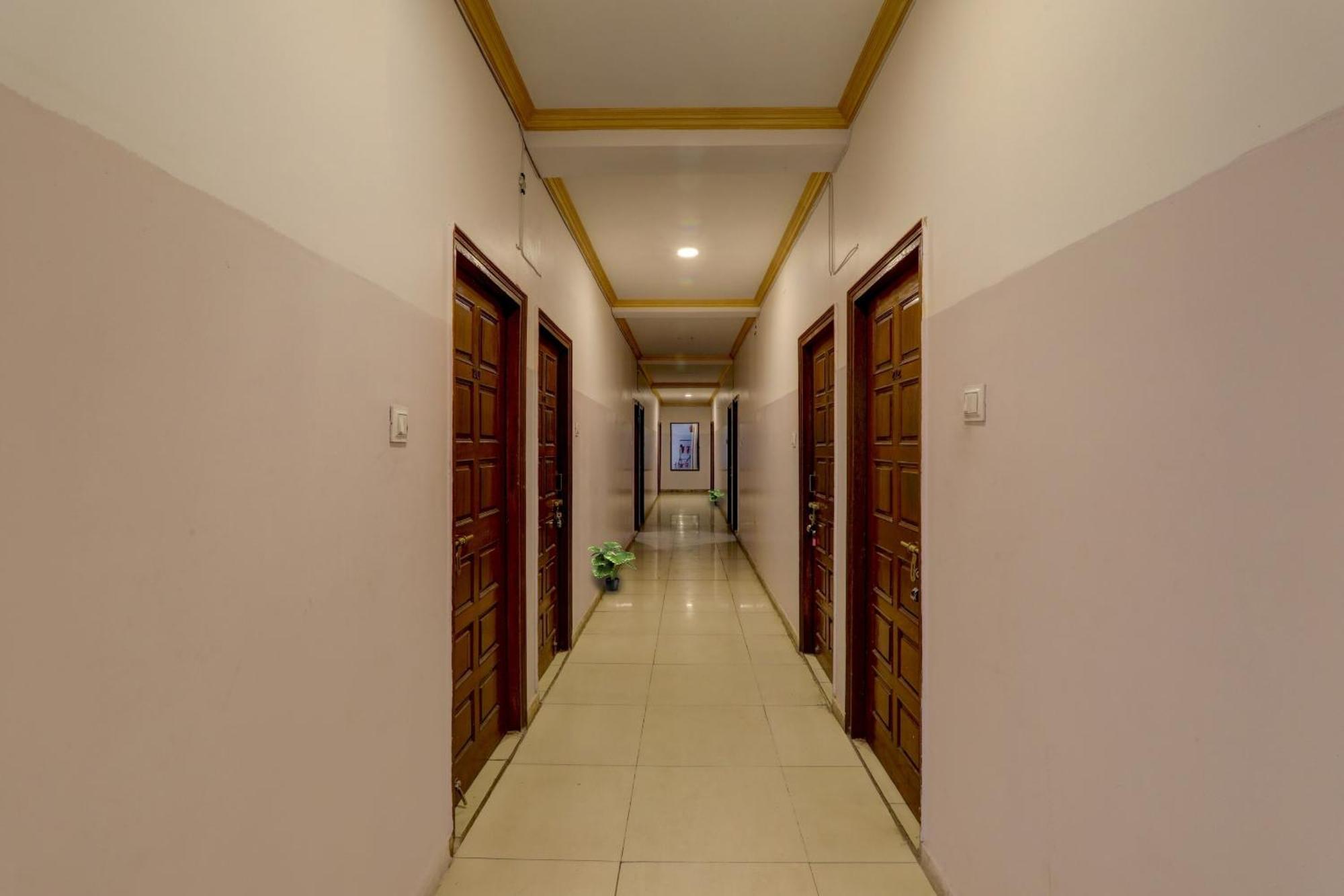 Collection O Premier Near Hazratganj Hotel Lucknow Exterior photo
